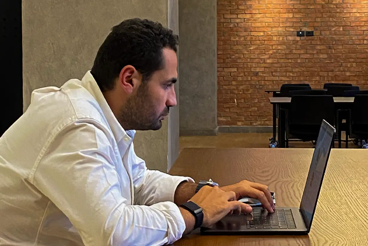 Freelancer working in a coworking hub at Kamelizer Spaces District 5 (New Cairo) and Majarrah (Sheikh Zayed) – unlimited membership with office amenities and meeting room access